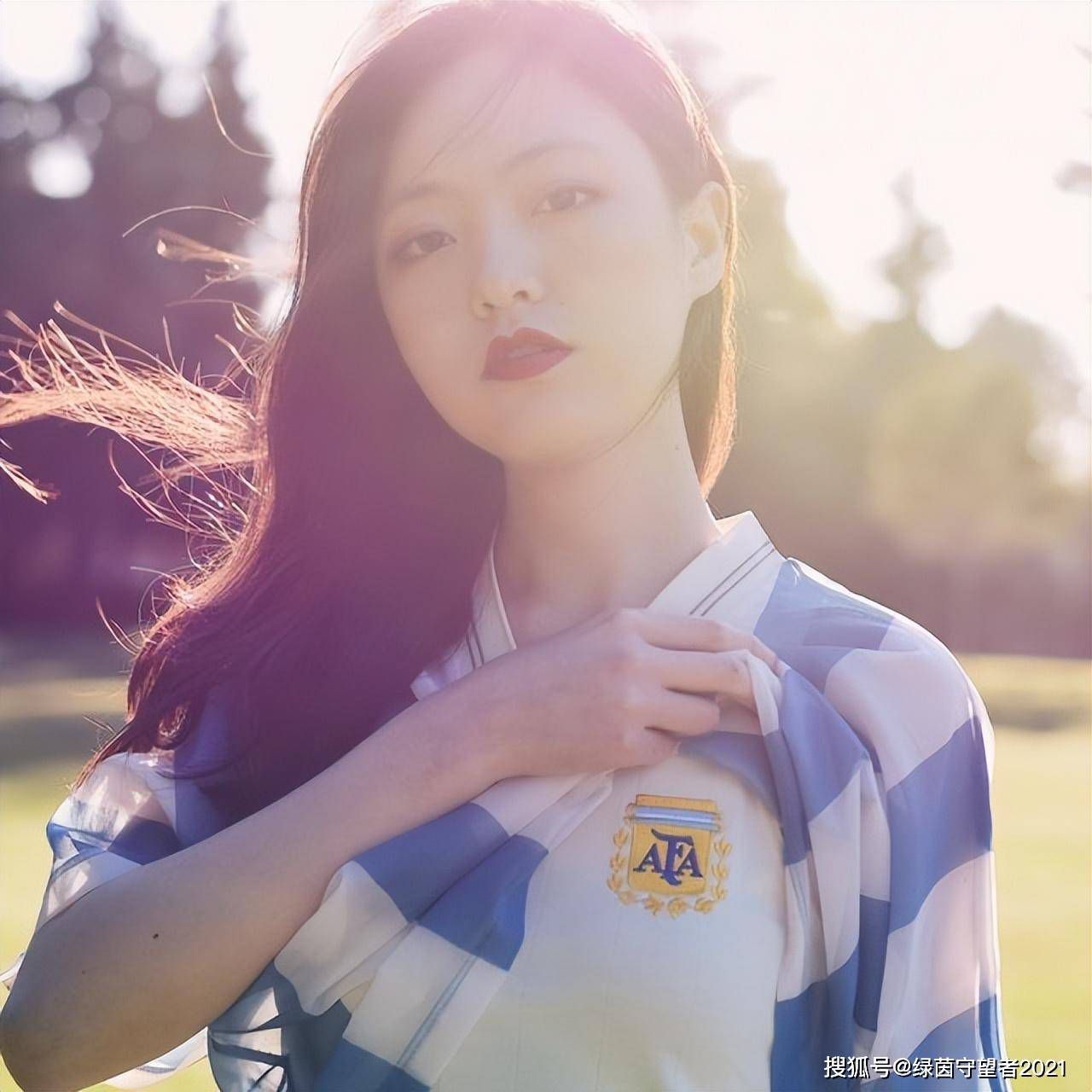 克劳迪娅一下子有些紧张，她不知道叶辰忽然要跟自己私下聊聊是因为什么。